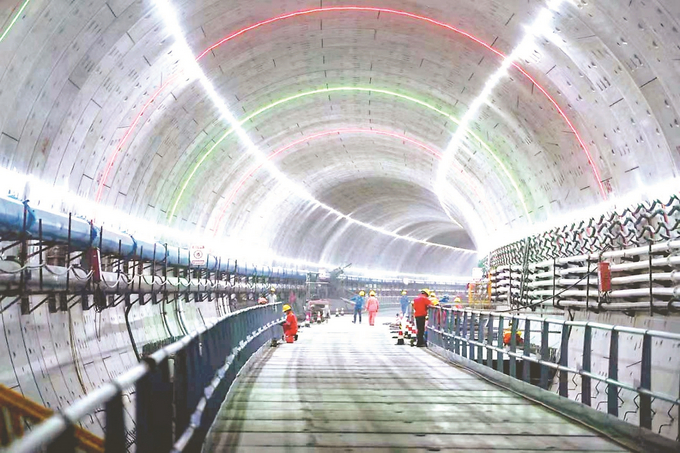  建甯西(xī)路(lù)過江通(tōng)道(dào)雙線貫通(tōng)，預計(jì)2025年(nián)通(tōng)車(chē)